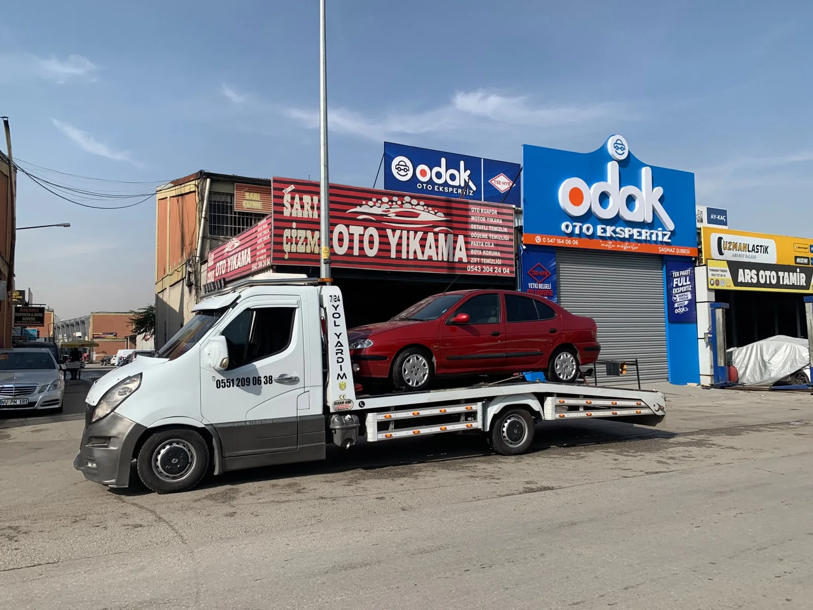 Kırmızı otomobilin çekici ile taşınması