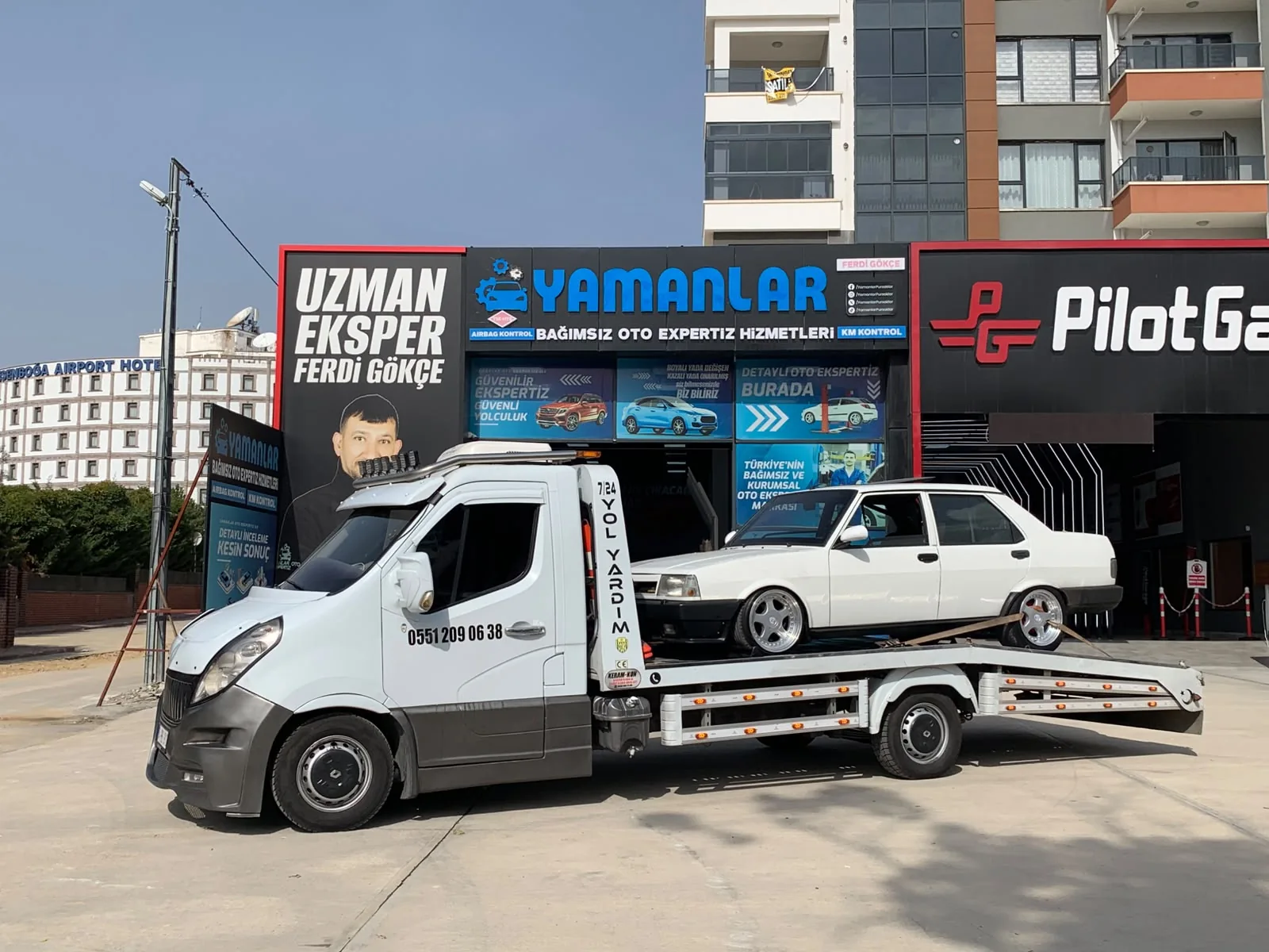 Beyaz otomobilin oto kurtarıcı ile taşınması