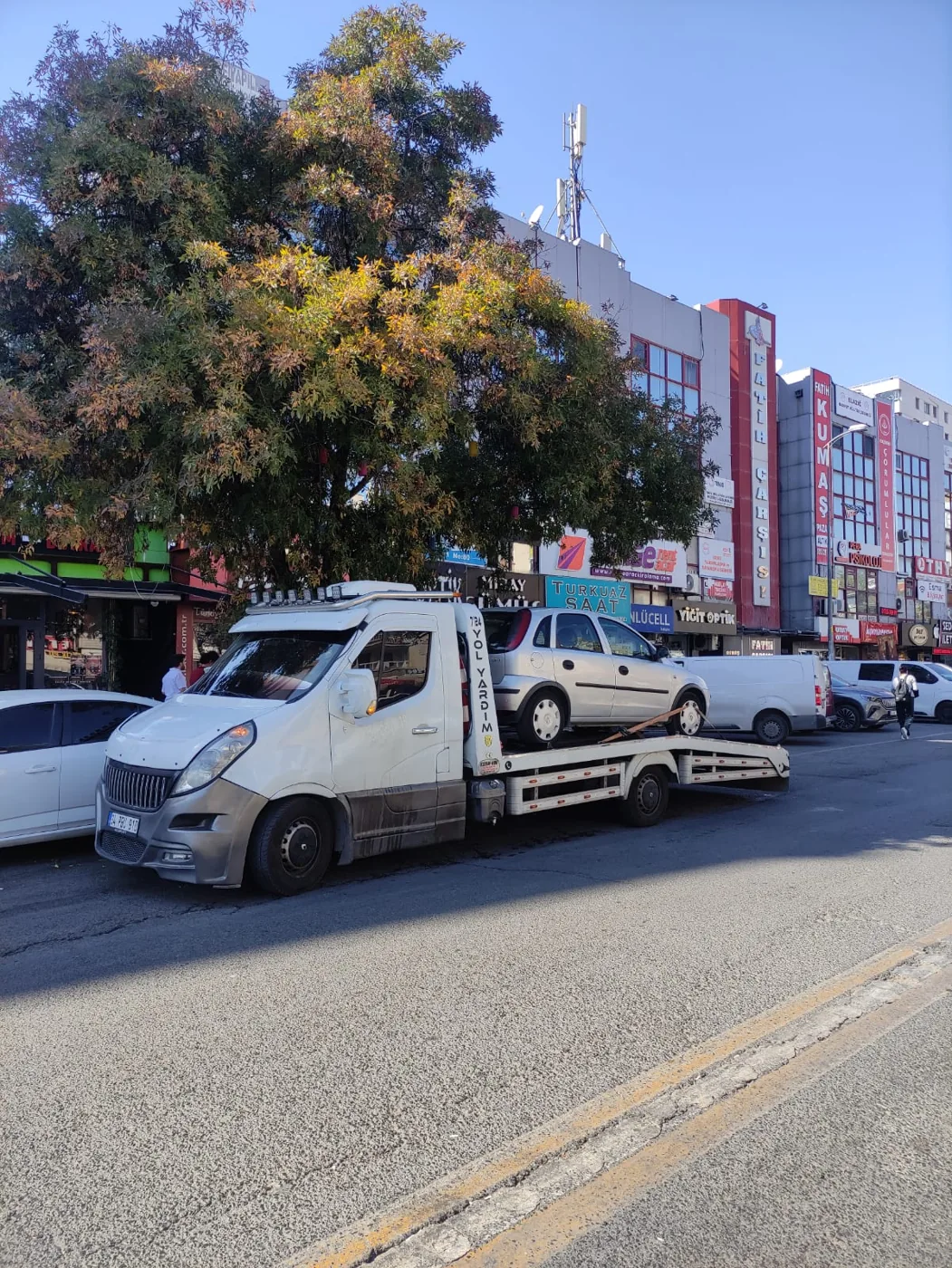 Şehir içinde araç taşıyan Balaban çekicisi